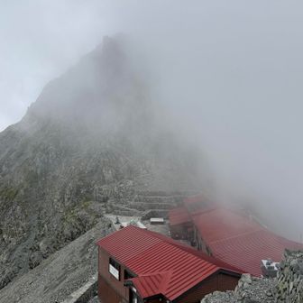 穂高岳山荘に着いた頃にはガスの中でした