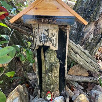 不動明王🙏
新しい屋根が設置されてる😊