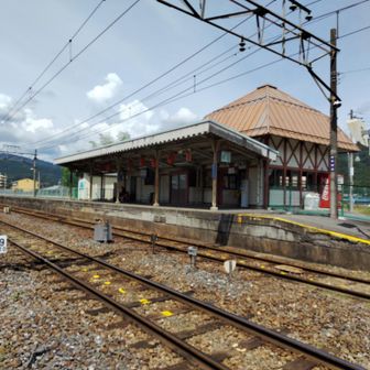 スタートは秩父鉄道の親鼻駅です。
上下線のホームがオフセットして間に構内踏切兼用の歩行者踏切があるスタイルで、タブレット交換を意識した作りですが、長い編成の貨物が下り線外の側線に停まると踏切はしばらく閉鎖になると注意書きがありました。
何ともローカルです。
写真は上り線の駅本屋、この右側が踏切で更に後ろが下り線ホームと隣に側線。