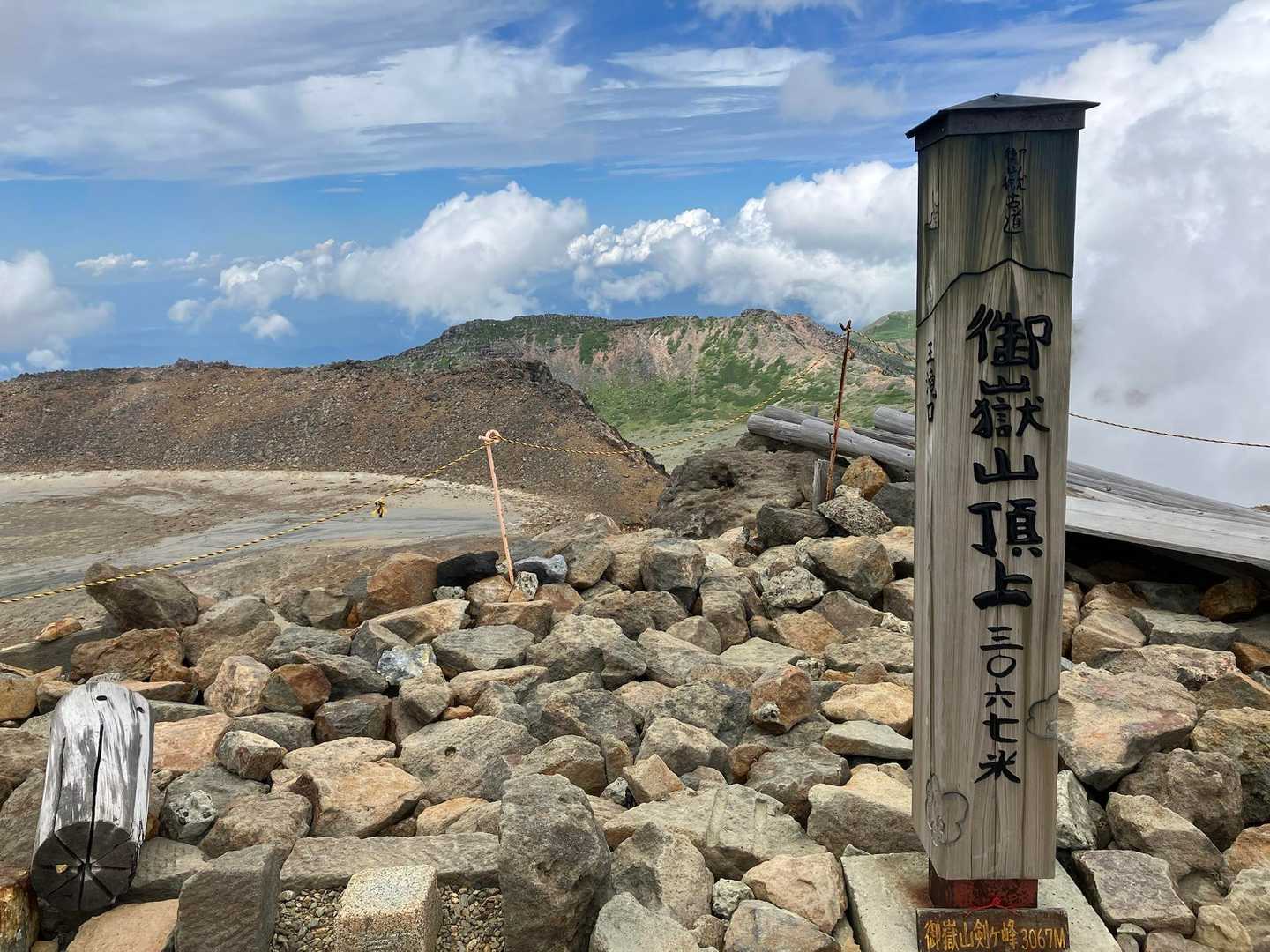 王滝口 | 花とハイマツが美しい田の原天然公園から、雄大な裾野を広げる霊峰への写真