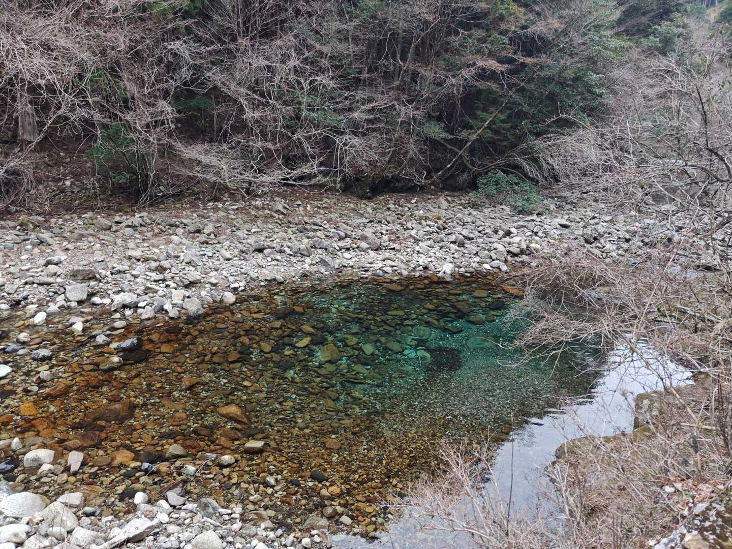 林道5.5kmの横には小さな滝っぽくなってたり水が綺麗でした