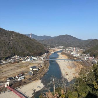 北は郡上の山並み。