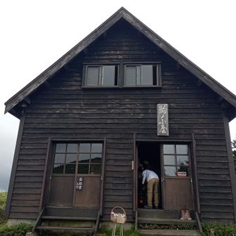 駒ノ小屋で休憩。宿泊は予約が必要です。