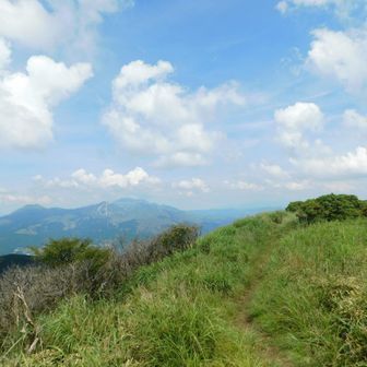 下山は  阿蘇を眺めながら 
素敵な稜線歩き𓂃⟡.·＊ 
ᨒ𖡼.𖤣𖥧🚶‍♀️♬.*ﾟ