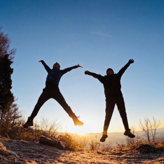 日の出をバックに
山頂ジャーンプ！