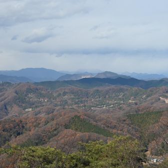 うっすら雪化粧をしているのは男体山。