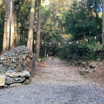さざれ石の右が登山口です。