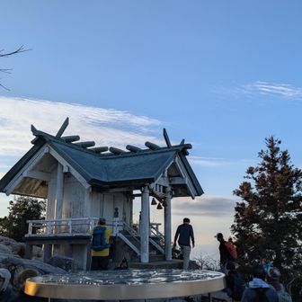 山頂マイナス3℃
神事も終わり山頂は歩けるスペースはあったけど
あちこちで朝ごはん食べてる人でいっぱいだった。
大きなガスコンロ持ってきてる人もいた🤣
ここまで担いできたのか。
すごいな😆