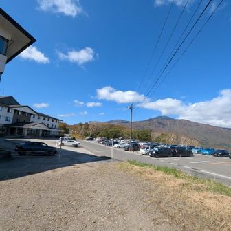 下山。

野地温泉ホテルのフロントに下山を伝えると、入山受付した時の個人情報を目の前で黒塗りしてくれる。
一銭の儲けにもならないのに親切この上ない。

前に泊まったことがあるが、ここの温泉は白濁で何箇所にも分かれていてオススメ。食事は精進料理かってくらい質素だけど...