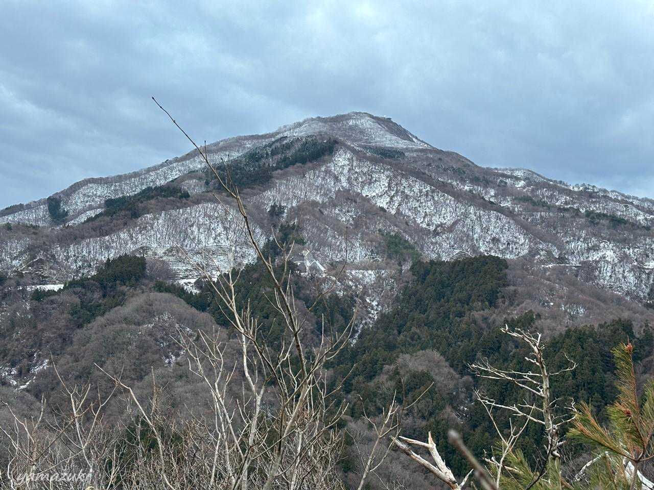 振り返ると多宝山（633.8m）