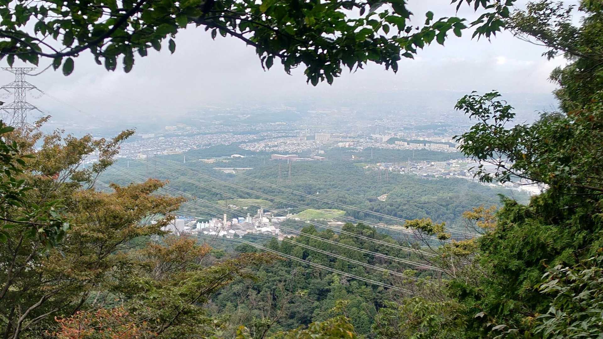 下山時に展望ポイントから。少し雲が取れて見通しが良くなりました。
