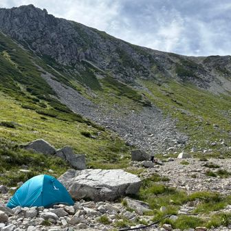 剱沢キャンプ場まで戻ってきました。

テント⛺️撤収して帰る準備で慣れていなくて荷物も多くて、風も強くてテント⛺️撤収に時間かかりましたが、また重たいザックを背負って途中から違うコースで立山室堂に戻ります💪。