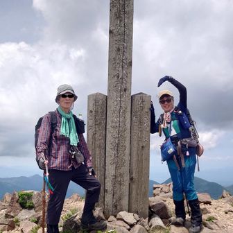 着いたぞ！船形山山頂！
この時点で、友たちはまだ到着していないと勝手に思いこみ…先生と記念撮影…📷️
登山者の方に撮っていただきました。
ありがとうございました🙇