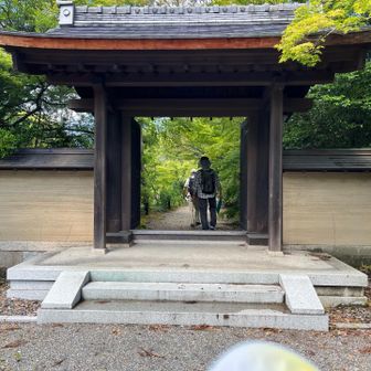 　「円成寺」に到着です。
バス停から少し戻ります。
