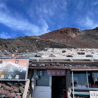 九合五勺に来たけどここからが遠い。岩場と急登でバテバテ
