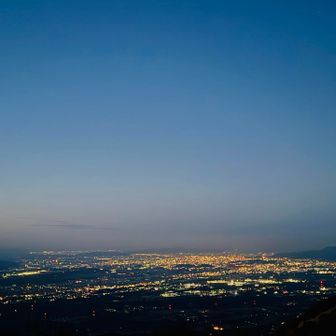 女岳山頂から10,000ドルの夜景🌃
さあ今年のご来光はツームシなのだ…let's go💨