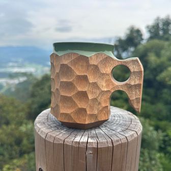 ランチ後のコーヒーを用意しようとしたら、サニーさんのカップ☕️
これ、超高級品😳想像の上をいく値段だった。
そんな高級品を危なっかしいところに置いちゃって撮影😝