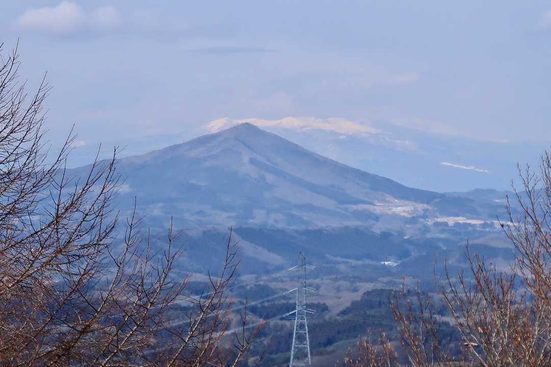 展望台から⑥綺麗な山容は蓬田岳と後方は安達太良山〜吾妻山。