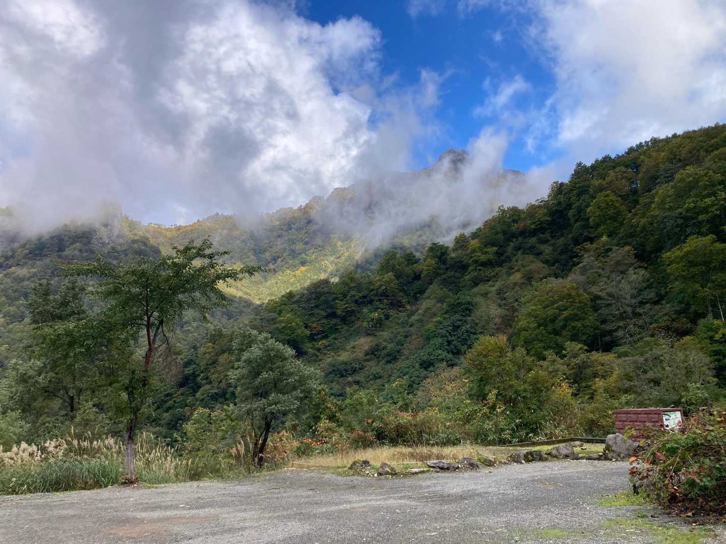 こちら鋸山は晴れてそう！険しそうな山ですね⛰️