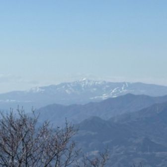 浅間山の右側に見えたとんがった山