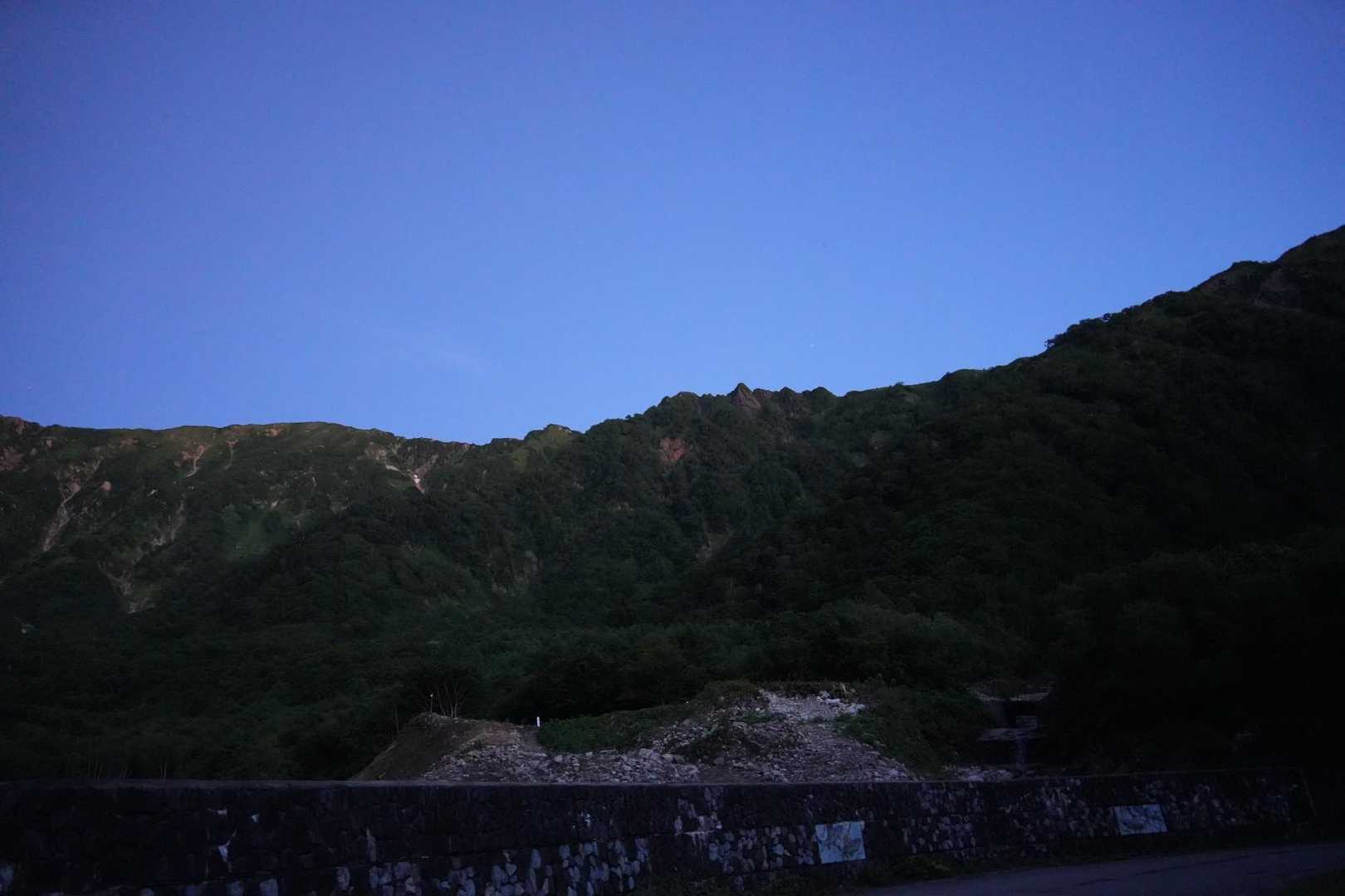 少し明るくなってきて、稜線が見えました