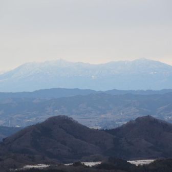 遠くに見えるのは高原山？
手前は月居山と前山？