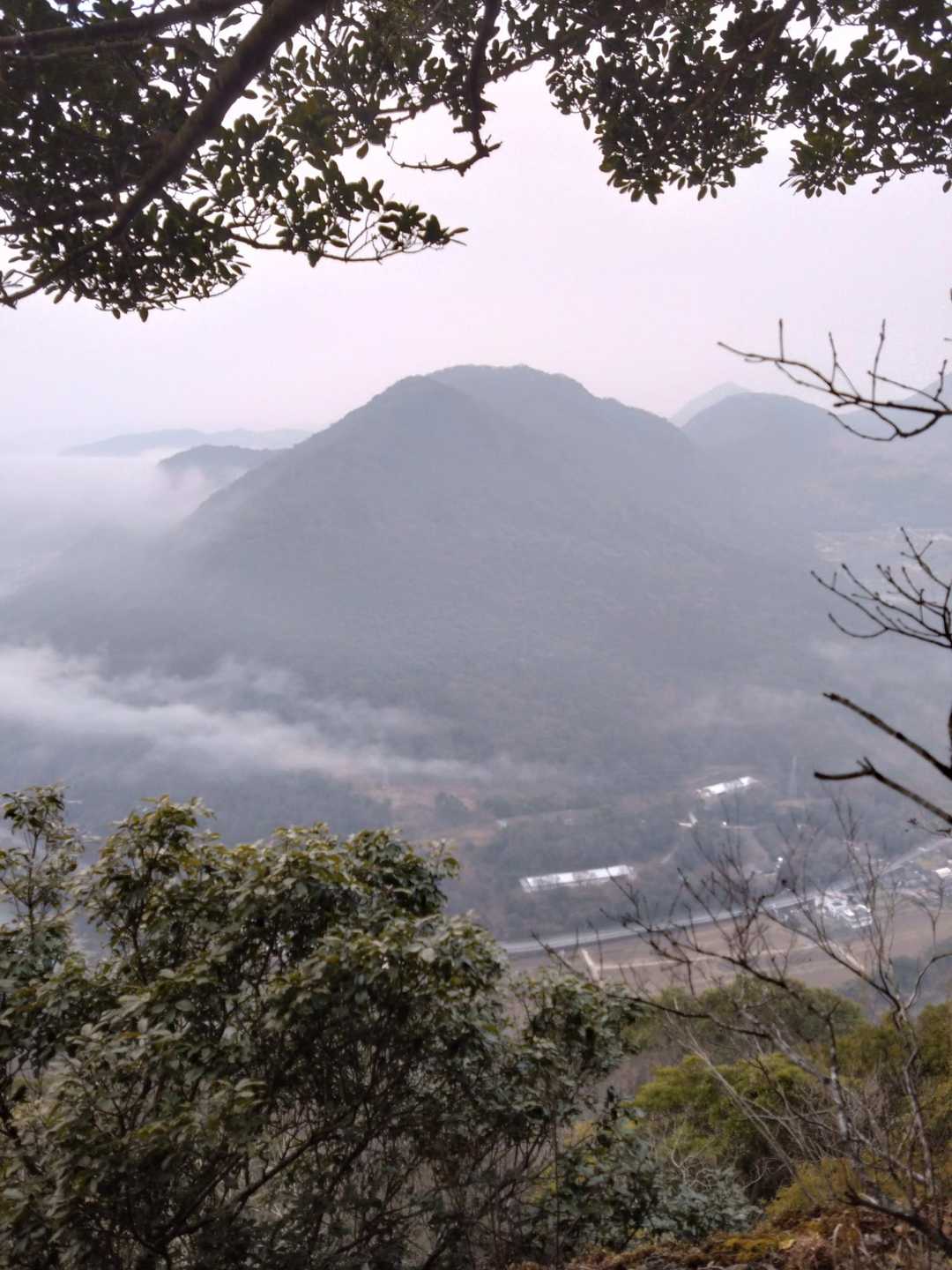 山頂より少し先に展望スポットnice view😍
目の前に先日登った妙見山▲