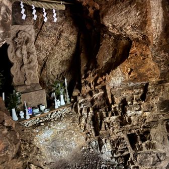 中に龍神様がいます。案内してもらわないとなかなか入れないよねー！