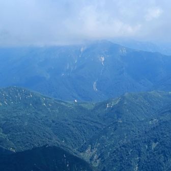 中央やや左に清水峠の東電監視小屋🛖奥はガスってる巻機山