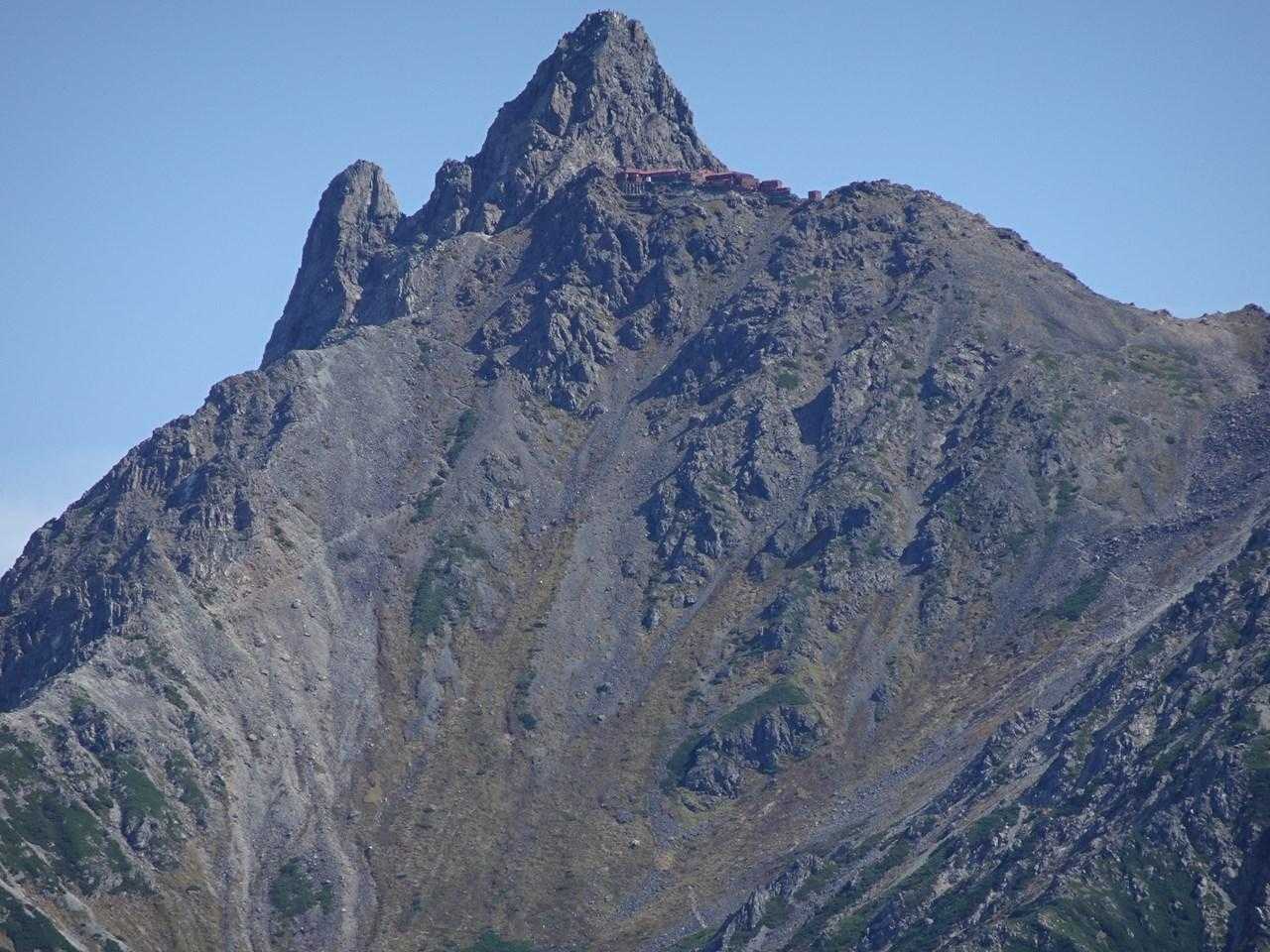 槍ヶ岳山荘と槍穂のアップ