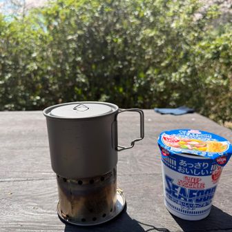 ここでランチ。今日は荷物が少なく、暖かいので湯沸かしセットとカップラーメン👍
本当は寒い時に食べたかったが😓