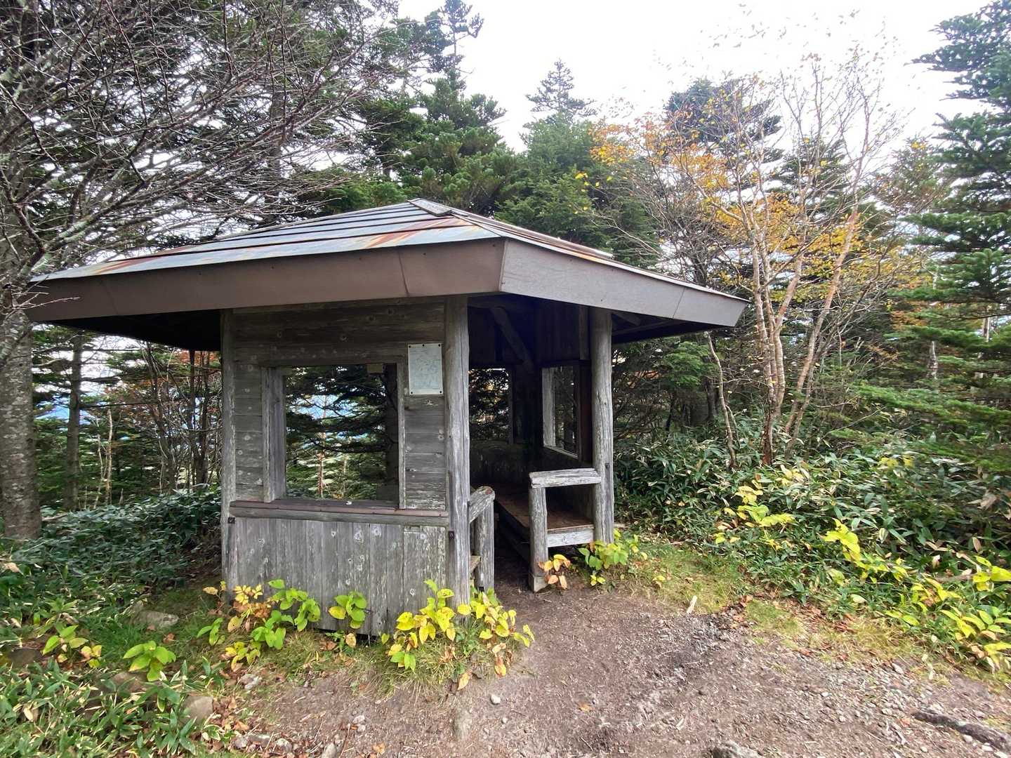 四阿山の名の由来は、山の形がこのあずまやの屋根に似ているからだとか。