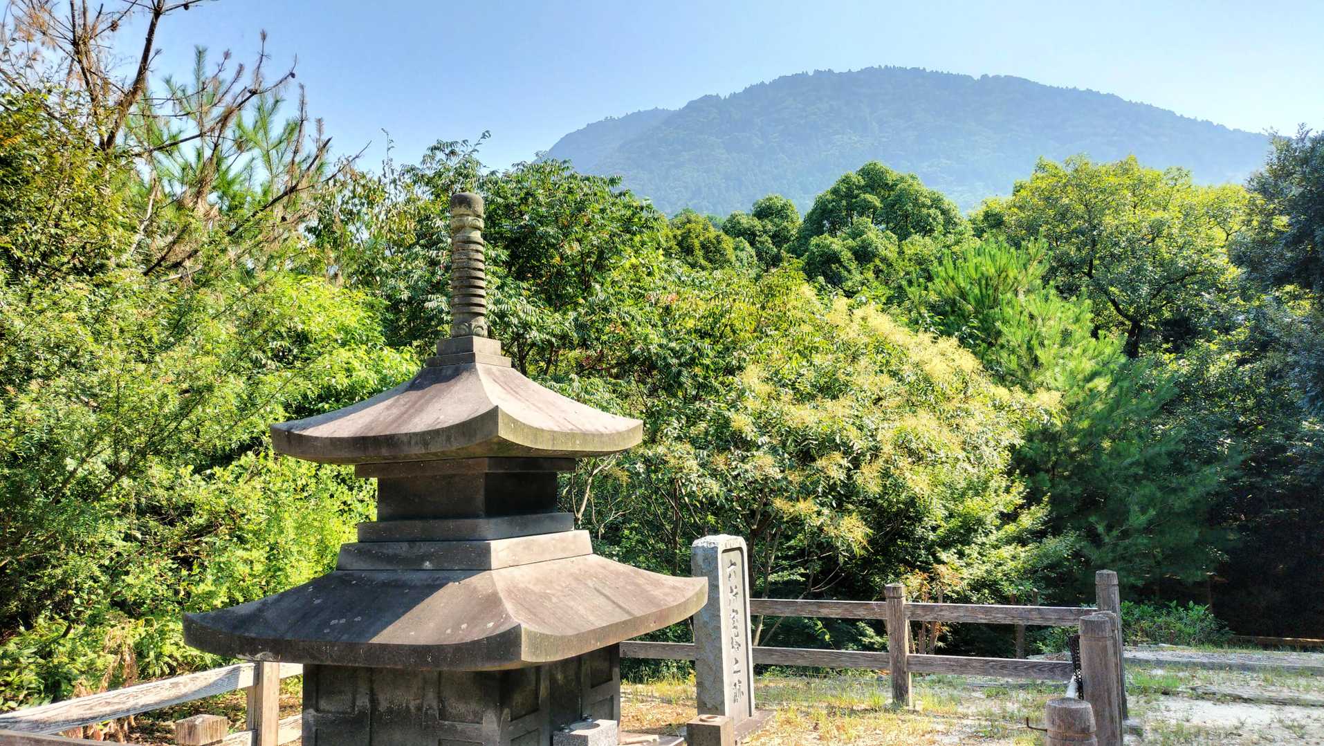 見えている山は宝満山かな❓　左にちょこっと見えるのは仏頂山でしょうか❓