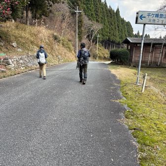 長い車道をひたすら歩き終えて駐車場到着〜お疲れ様〜