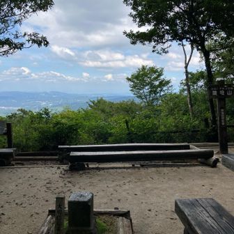 お昼時、5組ほど休憩されてました。
東の宮に下りて大岩展望台へ行こう😙