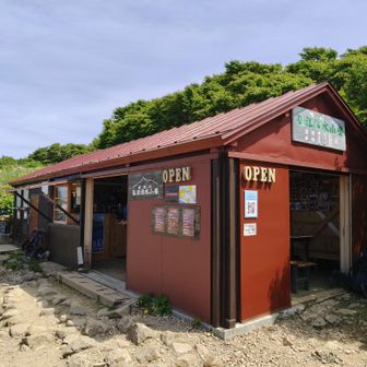 弘法清水小屋
旦那さんと無事合流👏
コーヒー飲んで、Tシャツ買ったらしい
もう一つの岡部小屋は休みのようだ