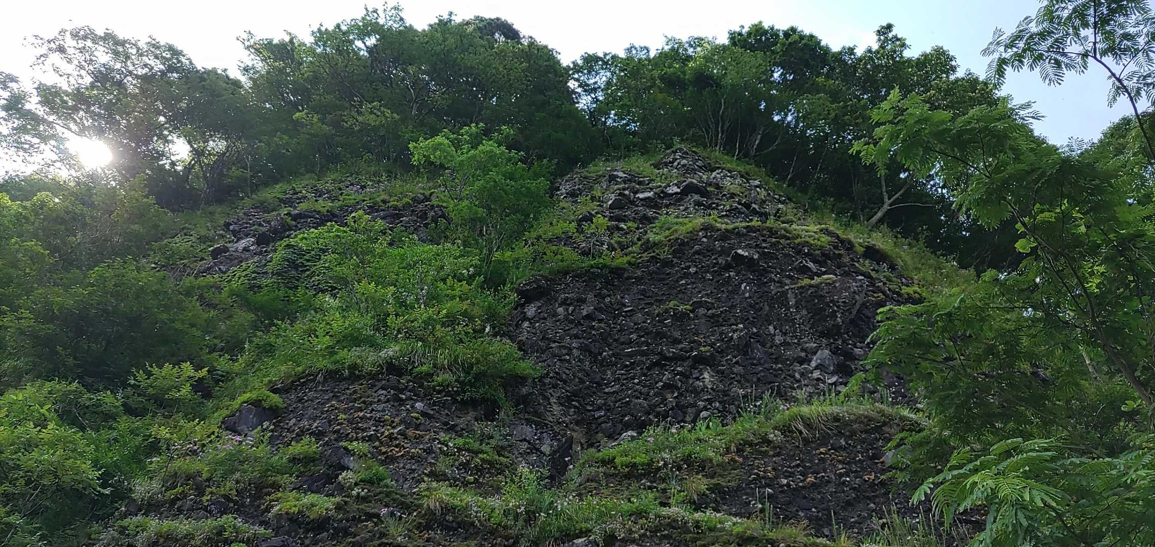 さっき登った大乗悟山はこの岩壁の後ろ