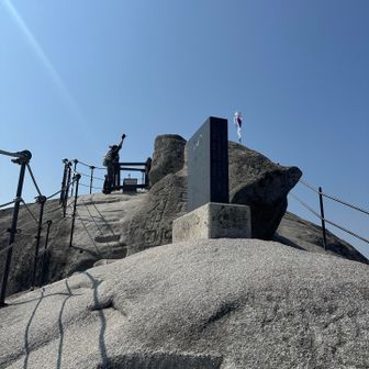 一枚岩ばかりだけど、乾徳山との違いは足置きがあること😂