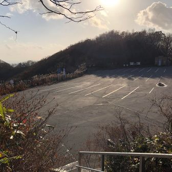 つつじ山駐車場🅿️入江山へ。奥に見えるトイレの横から行けます。