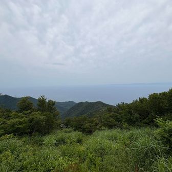 空曇り
佐渡はうっすら
海は凪