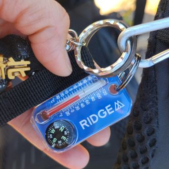 只今の気温は、7度くらい？小さくて、老眼👓では見づらい😅もう少し見やすいのを買わなくては…