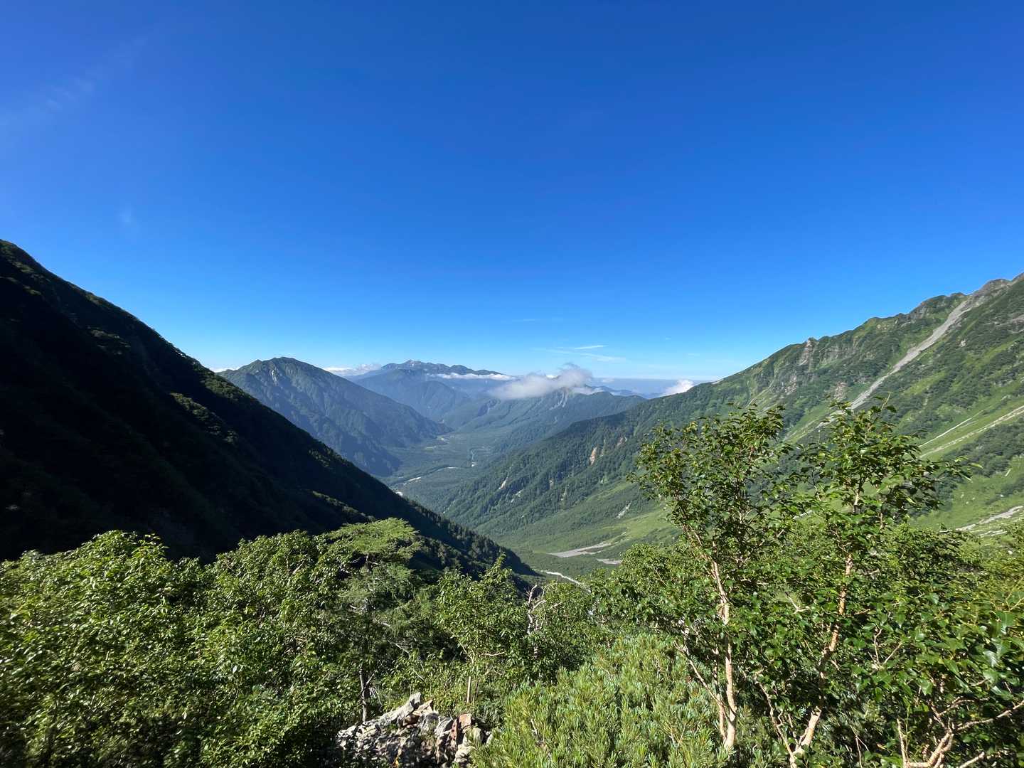 空気も澄んでいて、焼岳の色がよくわかった