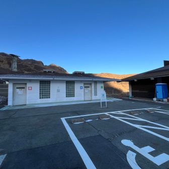 駐車場トイレ→冬季閉鎖中
右側に仮設トイレ1つあり