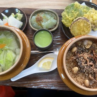 到着は10時20分ごろ。10時30分のオープンまで少し待たせていただいて一番乗り。
この写真はきのこ釜めしセット。1950円。
優しいお味。ほっこり。