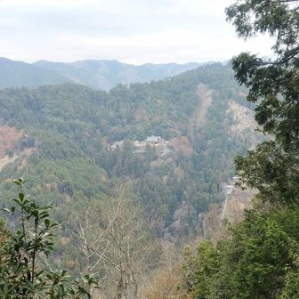 竜王岳▲から鞍馬寺が見えました