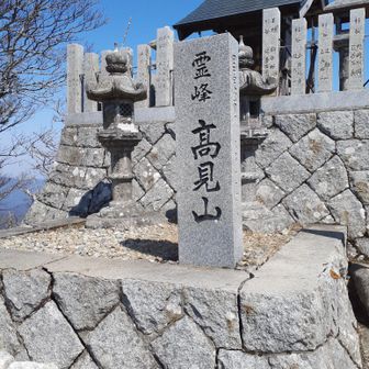 山頂にお社が。