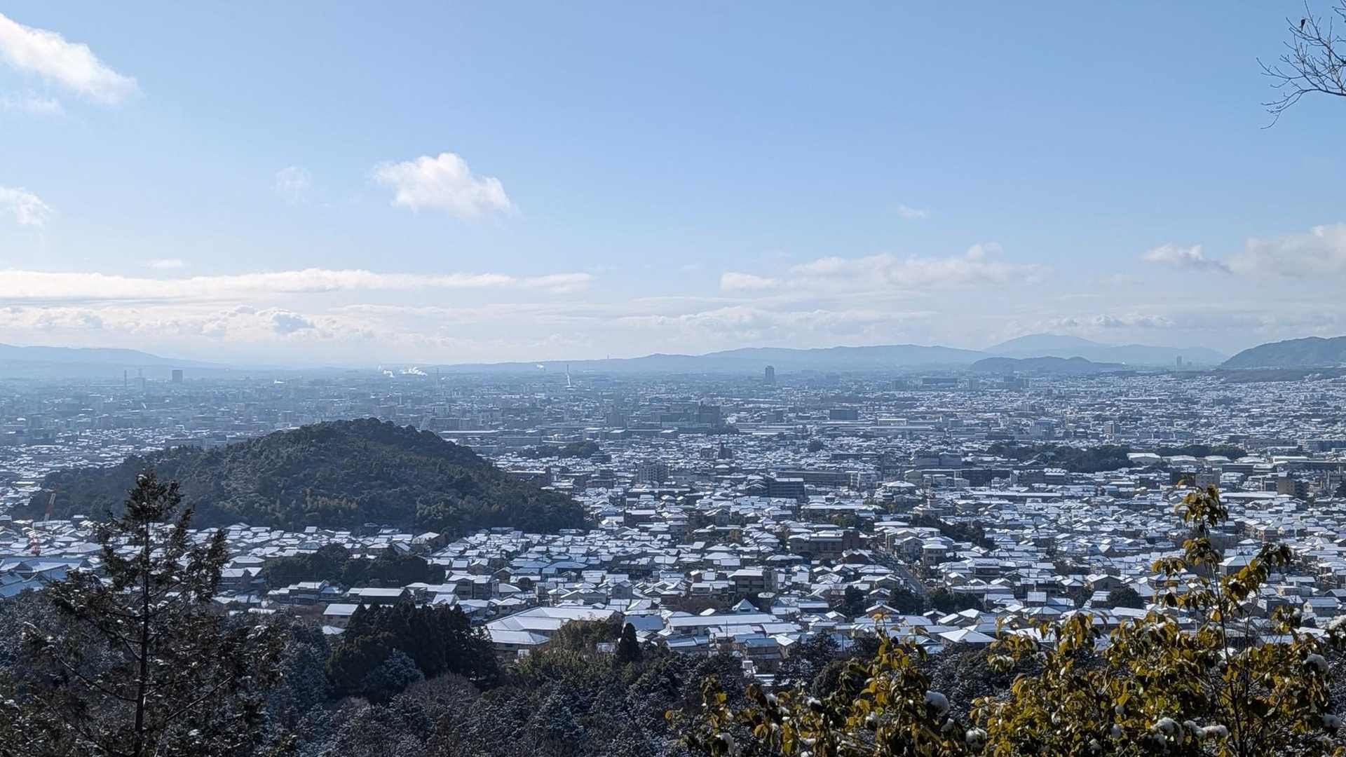 京都市内、左の丘は双ヶ丘