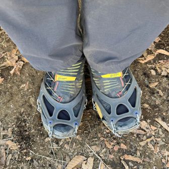 加入道山でチェーンスパイクを装着
此処からの登山道は急登で深い落ち葉と
何カ所かの崩落箇所を通るので
靴のグリップにかなり依存するのですが
今回履いてきたこの靴はソールのパターンは
ほぼ無いので登りでも滑ってたので
下山では命の危機があります
でも、トレランシューズなので　特に親指が
当たって痛かった
