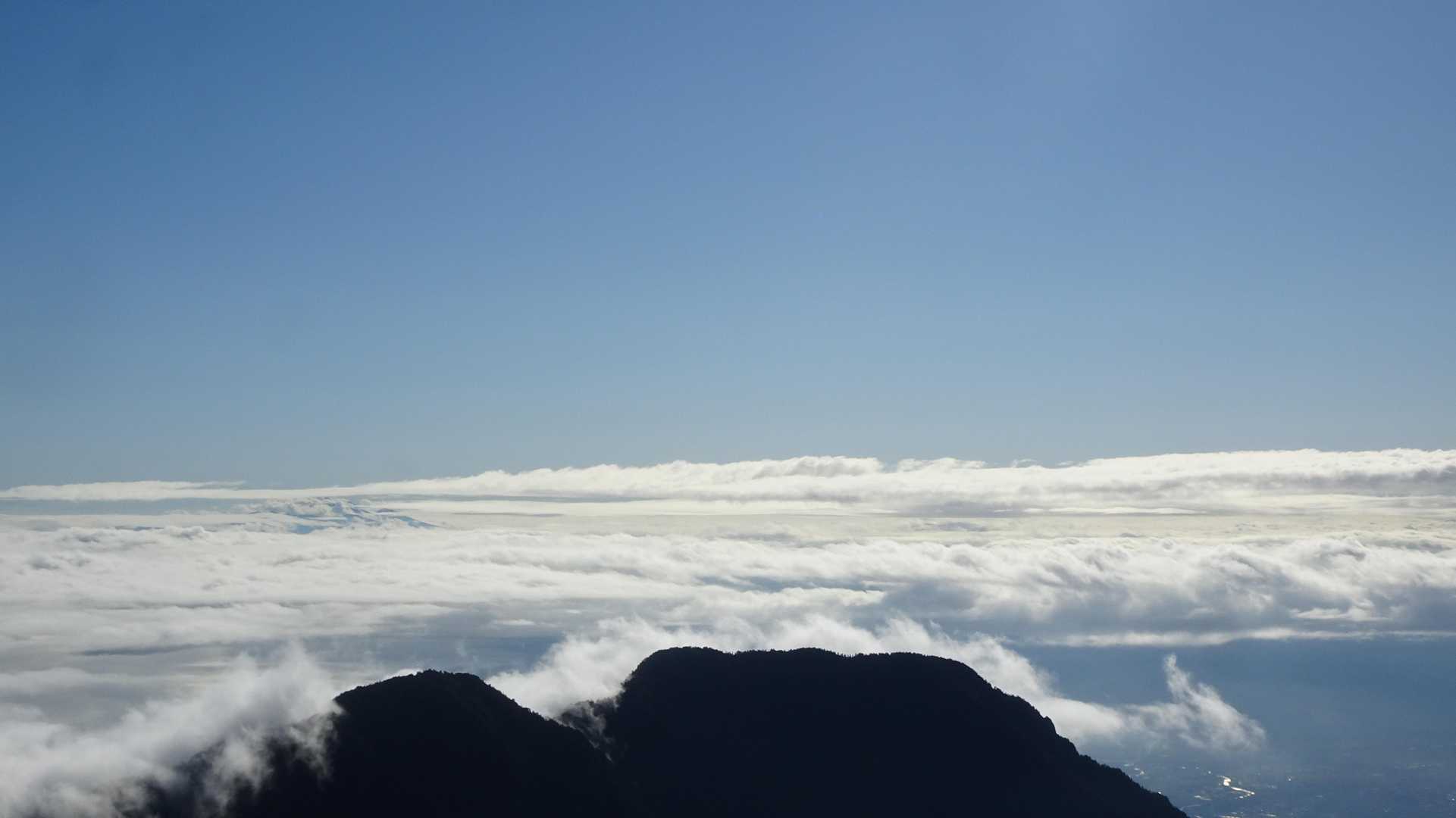 有明山と朝日を反射する雲海