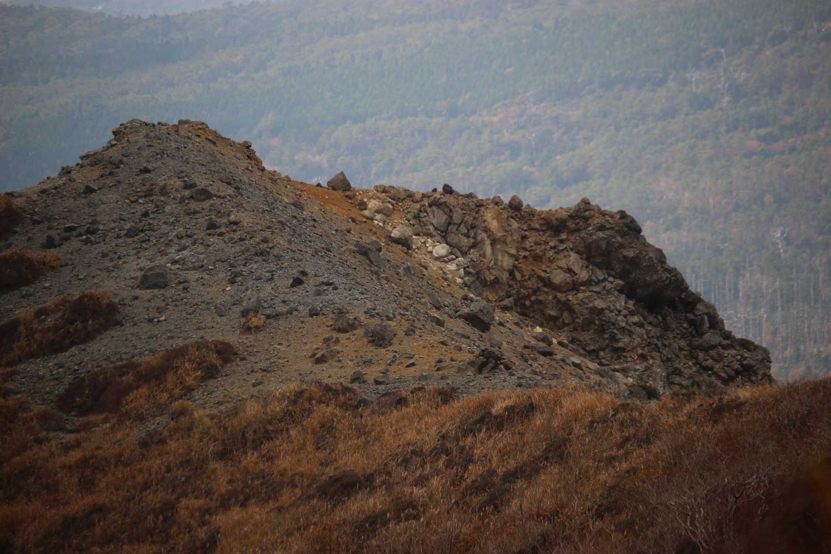 正面の奥の山